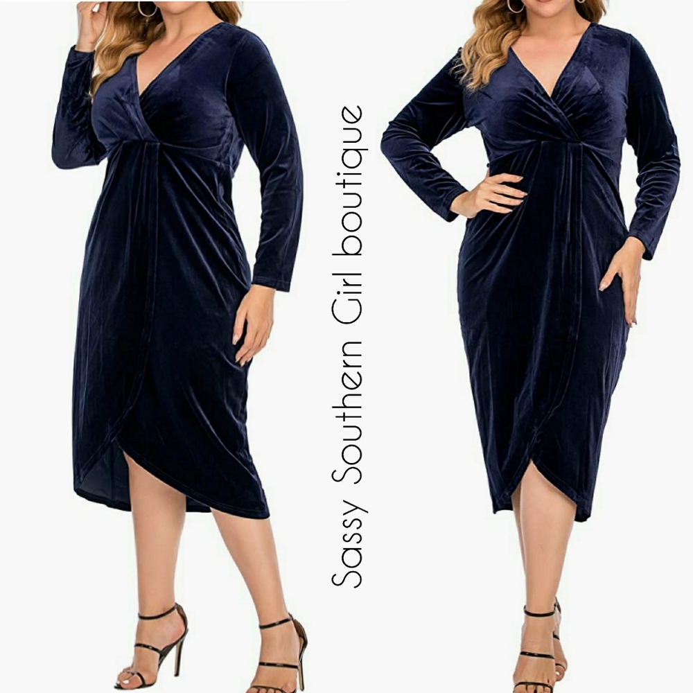 🆕⭐ Plus available Blue velvet wrap dress